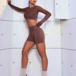 Sabrina Sato Instagram - Pra começar a semana em movimento e dando início ao inverno 2024 da @altogiro, lançamos a linha Vital! 🤎💪🏽 Peças versáteis, duráveis e inspiradas no quite luxury, com paletas de cores elegante e toda tecnologia #AltoGiro. Corre no site (link no Story) para conhever a família #Vital completa e aproveite o meu cupom SABRINA!