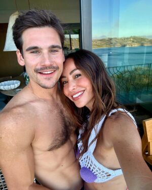 Sabrina Sato Instagram - Feliz aniversario, meu lindo! Quando a gente menos espera, a vida nos presenteia com tanto! 
E você encara a vida com muito respeito e otimismo, seja nas dores ou nas delícias. E isso também me motiva e me faz viver algo novo e único, quase um sonho… Vc é leve, faz tudo parecer descomplicado. Ao mesmo tempo que é extremamente dedicado e cuidadoso em tudo que se propõe a fazer. No trabalho, nas relações, nas trocas de amor…
Em tão pouco tempo, nós já vivemos muito e passamos por algumas provas: um carnaval emocionante, uma viagem cheia de aventuras em família, uma viagem romantica a dois (quase um milagre pra mim). kkkkkk Vc acordando todos os dias as 4h da manhã para correr, nossa intimidade rodeada pela minha família, equipe e amigos. kkkkkkk
Desejo que realize todos os seus sonhos e saiba que estou aqui com vc pra tornar tudo possível! Obrigada por tantos momentos felizes juntos. E é só o comecinho.Te amo