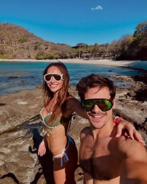 Sabrina Sato Instagram - Feliz aniversario, meu lindo! Quando a gente menos espera, a vida nos presenteia com tanto! 
E você encara a vida com muito respeito e otimismo, seja nas dores ou nas delícias. E isso também me motiva e me faz viver algo novo e único, quase um sonho… Vc é leve, faz tudo parecer descomplicado. Ao mesmo tempo que é extremamente dedicado e cuidadoso em tudo que se propõe a fazer. No trabalho, nas relações, nas trocas de amor…
Em tão pouco tempo, nós já vivemos muito e passamos por algumas provas: um carnaval emocionante, uma viagem cheia de aventuras em família, uma viagem romantica a dois (quase um milagre pra mim). kkkkkk Vc acordando todos os dias as 4h da manhã para correr, nossa intimidade rodeada pela minha família, equipe e amigos. kkkkkkk
Desejo que realize todos os seus sonhos e saiba que estou aqui com vc pra tornar tudo possível! Obrigada por tantos momentos felizes juntos. E é só o comecinho.Te amo
