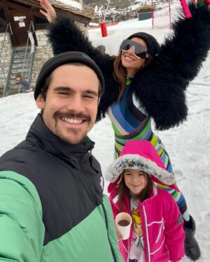 Sabrina Sato Instagram - Feliz aniversario, meu lindo! Quando a gente menos espera, a vida nos presenteia com tanto! 
E você encara a vida com muito respeito e otimismo, seja nas dores ou nas delícias. E isso também me motiva e me faz viver algo novo e único, quase um sonho… Vc é leve, faz tudo parecer descomplicado. Ao mesmo tempo que é extremamente dedicado e cuidadoso em tudo que se propõe a fazer. No trabalho, nas relações, nas trocas de amor…
Em tão pouco tempo, nós já vivemos muito e passamos por algumas provas: um carnaval emocionante, uma viagem cheia de aventuras em família, uma viagem romantica a dois (quase um milagre pra mim). kkkkkk Vc acordando todos os dias as 4h da manhã para correr, nossa intimidade rodeada pela minha família, equipe e amigos. kkkkkkk
Desejo que realize todos os seus sonhos e saiba que estou aqui com vc pra tornar tudo possível! Obrigada por tantos momentos felizes juntos. E é só o comecinho.Te amo