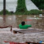 Sabrina Sato Instagram - *Arraste pro lado e veja como ajudar* A devastação das chuvas no Rio Grande do Sul tem deixado milhares de pessoas sem abrigo, cidades alagadas e um número de vítimas ainda incerto. Hoje, mais do que nunca, precisamos unir forças para ajudar aqueles que perderam tudo. A generosidade de cada um, seja qual for sua forma de ajudar, pode trazer esperança e reconstrução para quem mais precisa. Por favor, vamos nos unir nessa missão de solidariedade. 🙏 #RioGrandeDoSul #RS #Temporais