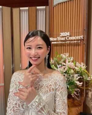 Sae Okazaki Instagram - 仕事始めはNHKナゴヤニューイヤーコンサート2024
の司会を務めさせて頂きました🌅

年初めに豪華な生演奏を聴かせて頂いて本当に感動しました！！
オペラ歌手のお二人の歌唱も圧巻！！

初めての司会にとても緊張しましたが、高山アナウンサーさんやスタッフの皆さん、会場の皆さんが温かくて本当に救われました🥹
てんやわんや、、🥹笑

それも2024年新しいチャレンジで幕開けということで！笑

楽しい時間をありがとうございました💐

#nhkナゴヤニューイヤーコンサート2024