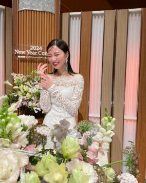 Sae Okazaki Instagram - 仕事始めはNHKナゴヤニューイヤーコンサート2024
の司会を務めさせて頂きました🌅

年初めに豪華な生演奏を聴かせて頂いて本当に感動しました！！
オペラ歌手のお二人の歌唱も圧巻！！

初めての司会にとても緊張しましたが、高山アナウンサーさんやスタッフの皆さん、会場の皆さんが温かくて本当に救われました🥹
てんやわんや、、🥹笑

それも2024年新しいチャレンジで幕開けということで！笑

楽しい時間をありがとうございました💐

#nhkナゴヤニューイヤーコンサート2024