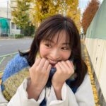 Sae Okazaki Instagram - 撮影後。イチョウがいっぱい 楽しげ〜🍂 #撮影後オフショット
