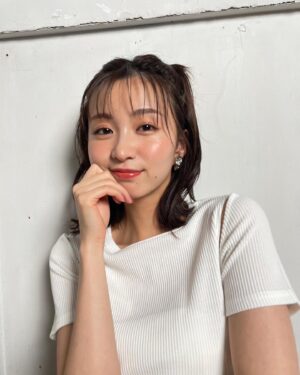 Sae Okazaki Instagram - Ray9月号🌕
もうチェックしてくれましたか？

可愛い髪型してもらった！笑

今回の連載はサンローラン。

まだの方は是非🧚🏻‍♀️

#ray
#9月号