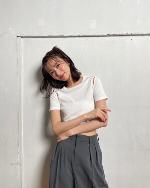 Sae Okazaki Instagram - Ray9月号🌕
もうチェックしてくれましたか？

可愛い髪型してもらった！笑

今回の連載はサンローラン。

まだの方は是非🧚🏻‍♀️

#ray
#9月号