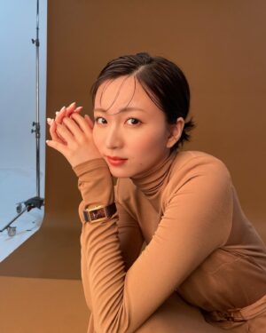 Sae Okazaki Instagram - オルロジュリーさん撮影時のオフショット。
素敵な時計と共に楽しい撮影でした、、🕊️

時計についてお話ししております。
web版もあるので是非チェックしてね☺︎

#オルロジュリー