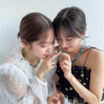 Sae Okazaki Instagram - ray1月号オフショット♨️ 道でくるくるダンスしたり銭湯行ったり楽しかったなぁ〜 まだの方は是非☺︎ #ray #1月号 #鈴木愛理 #本日休業 #明日休ませて頂きます