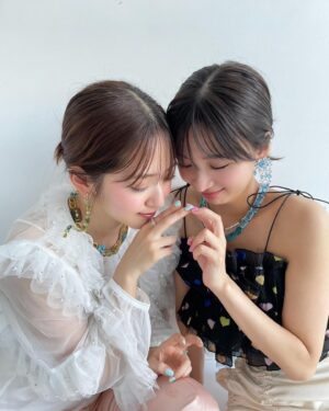 Sae Okazaki Instagram - ray1月号オフショット♨️

道でくるくるダンスしたり銭湯行ったり楽しかったなぁ〜

まだの方は是非☺︎

#ray
#1月号
#鈴木愛理
#本日休業
#明日休ませて頂きます
