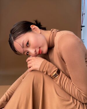 Sae Okazaki Instagram - オルロジュリーさん撮影時のオフショット。
素敵な時計と共に楽しい撮影でした、、🕊️

時計についてお話ししております。
web版もあるので是非チェックしてね☺︎

#オルロジュリー