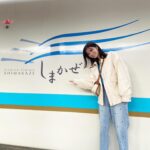 Sae Okazaki Instagram - 撮影で近鉄の観光特急「しまかぜ」に 乗って、伊勢志摩に行ってきました🚄 窓がびっくりするぐらい大きくて 景色がよく見えるし、シートも大きめでリクライニングも自由にできるのでリラックスして長旅でも全然疲れないです🙌 なんと車内にはカフェや個室もあったりして、移動時間の過ごし方が広がる！楽しい！！ 伊勢志摩には、展望台に行ったり 伊勢神宮に行ったり、、 もう修学旅行気分でした。 個人的にも早く乗りたい😂 詳しくはRay4月号に掲載されておりますので是非チェックしてみてね！ #ray #4月号 #近鉄 #しまかぜ #伊勢志摩 #PR