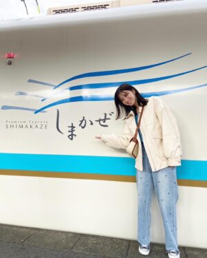 Sae Okazaki Instagram - 撮影で近鉄の観光特急「しまかぜ」に
乗って、伊勢志摩に行ってきました🚄

窓がびっくりするぐらい大きくて
景色がよく見えるし、シートも大きめでリクライニングも自由にできるのでリラックスして長旅でも全然疲れないです🙌

なんと車内にはカフェや個室もあったりして、移動時間の過ごし方が広がる！楽しい！！

伊勢志摩には、展望台に行ったり
伊勢神宮に行ったり、、
もう修学旅行気分でした。
個人的にも早く乗りたい😂

詳しくはRay4月号に掲載されておりますので是非チェックしてみてね！

#ray
#4月号
#近鉄
#しまかぜ
#伊勢志摩
#PR