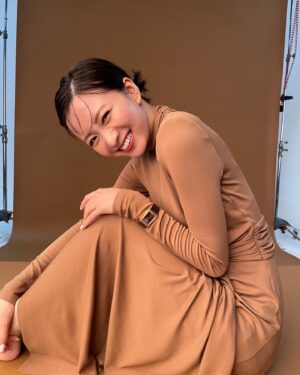 Sae Okazaki Instagram - オルロジュリーさん撮影時のオフショット。
素敵な時計と共に楽しい撮影でした、、🕊️

時計についてお話ししております。
web版もあるので是非チェックしてね☺︎

#オルロジュリー