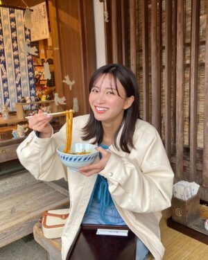 Sae Okazaki Instagram - 撮影で近鉄の観光特急「しまかぜ」に
乗って、伊勢志摩に行ってきました🚄

窓がびっくりするぐらい大きくて
景色がよく見えるし、シートも大きめでリクライニングも自由にできるのでリラックスして長旅でも全然疲れないです🙌

なんと車内にはカフェや個室もあったりして、移動時間の過ごし方が広がる！楽しい！！

伊勢志摩には、展望台に行ったり
伊勢神宮に行ったり、、
もう修学旅行気分でした。
個人的にも早く乗りたい😂

詳しくはRay4月号に掲載されておりますので是非チェックしてみてね！

#ray
#4月号
#近鉄
#しまかぜ
#伊勢志摩
#PR