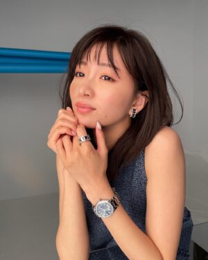 Sae Okazaki Instagram - オルロジュリーさん撮影時のオフショット。
素敵な時計と共に楽しい撮影でした、、🕊️

時計についてお話ししております。
web版もあるので是非チェックしてね☺︎

#オルロジュリー