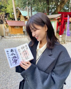 Sae Okazaki Instagram - 神明神宮と石神さんの御朱印を頂きました⛩️

石神さんにしっかりと明日のドラマの事を祈願してきましたので、、願いは届くはず！！

正式な参拝方法も初めて知ったので
これからは教わった作法で参拝しようと思います🙌

旅衣装タグ付けしました🏷️

#旅サラダ