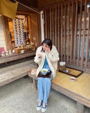 Sae Okazaki Instagram - 撮影で近鉄の観光特急「しまかぜ」に
乗って、伊勢志摩に行ってきました🚄

窓がびっくりするぐらい大きくて
景色がよく見えるし、シートも大きめでリクライニングも自由にできるのでリラックスして長旅でも全然疲れないです🙌

なんと車内にはカフェや個室もあったりして、移動時間の過ごし方が広がる！楽しい！！

伊勢志摩には、展望台に行ったり
伊勢神宮に行ったり、、
もう修学旅行気分でした。
個人的にも早く乗りたい😂

詳しくはRay4月号に掲載されておりますので是非チェックしてみてね！

#ray
#4月号
#近鉄
#しまかぜ
#伊勢志摩
#PR