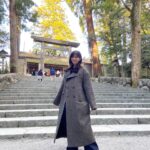 Sae Okazaki Instagram - 神明神宮と石神さんの御朱印を頂きました⛩️ 石神さんにしっかりと明日のドラマの事を祈願してきましたので、、願いは届くはず！！ 正式な参拝方法も初めて知ったので これからは教わった作法で参拝しようと思います🙌 旅衣装タグ付けしました🏷️ #旅サラダ