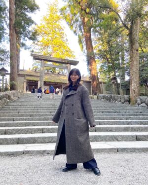 Sae Okazaki Instagram - 神明神宮と石神さんの御朱印を頂きました⛩️

石神さんにしっかりと明日のドラマの事を祈願してきましたので、、願いは届くはず！！

正式な参拝方法も初めて知ったので
これからは教わった作法で参拝しようと思います🙌

旅衣装タグ付けしました🏷️

#旅サラダ