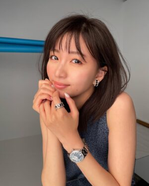 Sae Okazaki Instagram - オルロジュリーさん撮影時のオフショット。
素敵な時計と共に楽しい撮影でした、、🕊️

時計についてお話ししております。
web版もあるので是非チェックしてね☺︎

#オルロジュリー