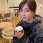 Sae Okazaki Instagram - 本日「アイのない恋人たち」第5話🌱 奈美と雄馬の結婚式。 それぞれ想いがあるから生まれる衝突。 大波乱の第5話です。 あぁもどかしい😶‍🌫️ 写真は飲み物で暖をとるの図。笑 今夜22時是非ご覧ください🧚🏻‍♀️ #アイのない恋人たち