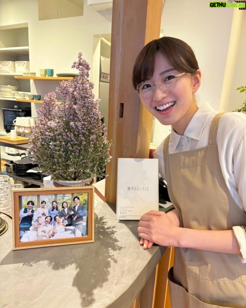 Sae Okazaki Instagram - 「アイのない恋人たち」 最後までご視聴頂きありがとうございました🌸 7人それぞれの決意の顔。 とても晴れやかで皆んな輝いていました。 全員前に進んでる！！成長してる！！ 伝え方が拙くても、素直になれなくても、 そこにはちゃんと温かい愛があって。 本当の自分の気持ち、やっと届きました。 皆んなにおめでとうって言いたい！！ きっとどんな未来があっても、隣にいる人と 乗り越えていける皆んなになっていてすごく素敵でした。 スロゴしたいわたしも。 スロゴで仲直りしたいわたしも！笑 写真は奈美・雄馬カップルの結婚式と エリカのお花！！ 花言葉は孤独と寂しさと、博愛。 ここにいるよ。 私も大好きなドラマ。 本当にありがとうございました！！ #アイのない恋人たち #アイしかない恋人たち #アイがいっぱい恋人たち！！ #ありがとうございました