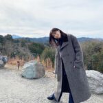 Sae Okazaki Instagram - 神明神宮と石神さんの御朱印を頂きました⛩️ 石神さんにしっかりと明日のドラマの事を祈願してきましたので、、願いは届くはず！！ 正式な参拝方法も初めて知ったので これからは教わった作法で参拝しようと思います🙌 旅衣装タグ付けしました🏷️ #旅サラダ