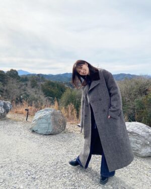 Sae Okazaki Instagram - 神明神宮と石神さんの御朱印を頂きました⛩️

石神さんにしっかりと明日のドラマの事を祈願してきましたので、、願いは届くはず！！

正式な参拝方法も初めて知ったので
これからは教わった作法で参拝しようと思います🙌

旅衣装タグ付けしました🏷️

#旅サラダ