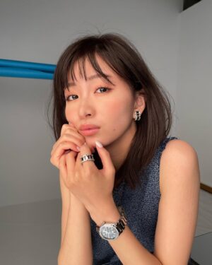 Sae Okazaki Instagram - オルロジュリーさん撮影時のオフショット。
素敵な時計と共に楽しい撮影でした、、🕊️

時計についてお話ししております。
web版もあるので是非チェックしてね☺︎

#オルロジュリー