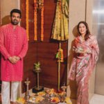 Sagarika Ghatge Instagram - Happy Gudi Padwa from us to you 🙏 saree @akuteeindia Kurta @jade_bymk Fun interview as alway with @mumbaigirl14 this time with a whole lot of puran polis and sheer khurma 🤍🫶 thank you for capturing it so beautifully and thank you for the lovely pictures @prathameshb84 Publication: Bombay Times Exclusive
