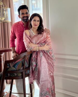 Sagarika Ghatge Instagram - Happy Gudi Padwa from us to you 🙏

saree @akuteeindia 
Kurta @jade_bymk

Fun interview as alway with @mumbaigirl14 this time with a whole lot of puran polis and sheer khurma 🤍🫶 thank you for capturing it so beautifully and thank you for the lovely pictures @prathameshb84 

Publication: Bombay Times Exclusive