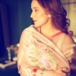 Sagarika Ghatge Instagram - Couldn’t choose one especially if you have 🌺 and 🦋 hand painted on your saree. This particular saree @akuteeindia hand painted by my Aie @urmila_ghatge is definitely a special one 🤍