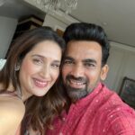 Sagarika Ghatge Instagram - Happy Gudi Padwa from us to you 🙏 saree @akuteeindia Kurta @jade_bymk Fun interview as alway with @mumbaigirl14 this time with a whole lot of puran polis and sheer khurma 🤍🫶 thank you for capturing it so beautifully and thank you for the lovely pictures @prathameshb84 Publication: Bombay Times Exclusive