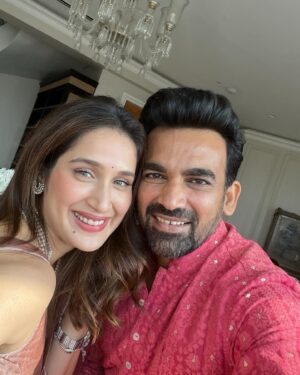 Sagarika Ghatge Instagram - Happy Gudi Padwa from us to you 🙏

saree @akuteeindia 
Kurta @jade_bymk

Fun interview as alway with @mumbaigirl14 this time with a whole lot of puran polis and sheer khurma 🤍🫶 thank you for capturing it so beautifully and thank you for the lovely pictures @prathameshb84 

Publication: Bombay Times Exclusive