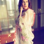 Sagarika Ghatge Instagram - Couldn’t choose one especially if you have 🌺 and 🦋 hand painted on your saree. This particular saree @akuteeindia hand painted by my Aie @urmila_ghatge is definitely a special one 🤍