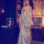 Sagarika Ghatge Instagram - Couldn’t choose one especially if you have 🌺 and 🦋 hand painted on your saree. This particular saree @akuteeindia hand painted by my Aie @urmila_ghatge is definitely a special one 🤍