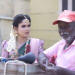 Sai Gayatri Instagram - Chilling with jayaraman Anne b like🤩 Ada ippadhan note padren Annanum naanum matching dress colour 🩷😍 Btwn the shoot in summer b like🔥🤩🏖️ . Summer series 🏖️🍦 #shootingday #icecream #cheers #summervibes #beingAnu #frmTheSetsOf #NNK❤️