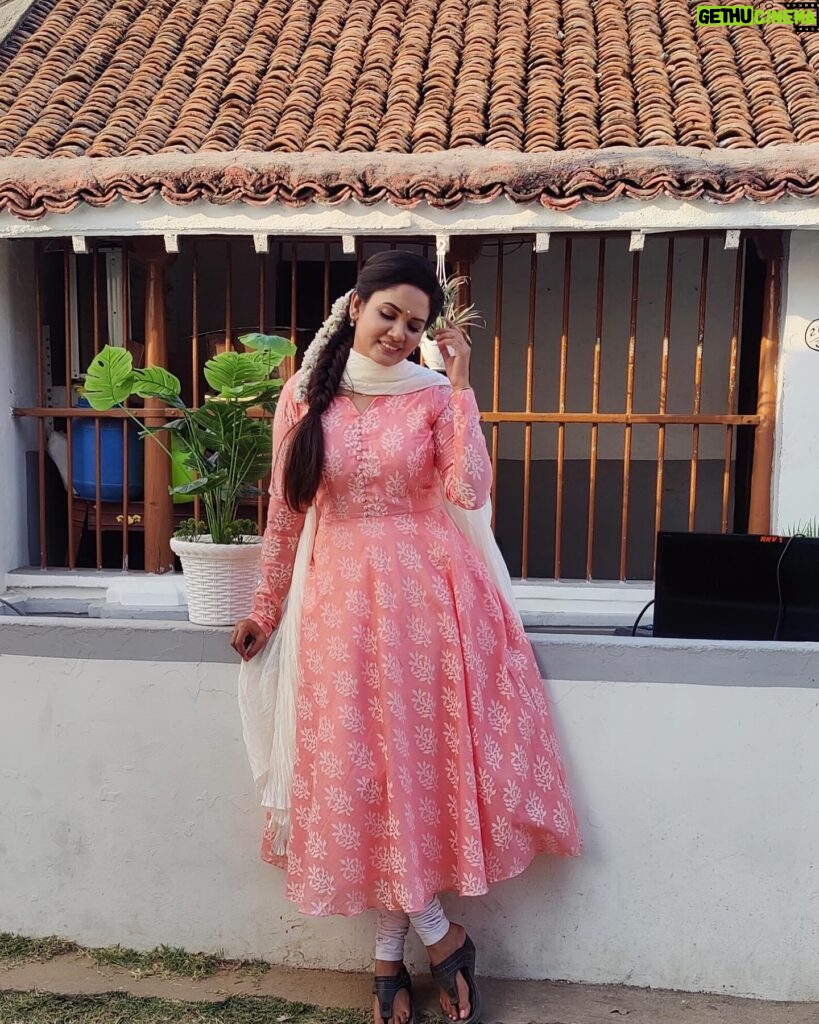 Sai Gayatri Instagram - Third pic Outfit sold out❗️💚✨ . Perfect stiching @tanu_designer_studio . RESALE ALERT ‼️ First three Anarkalis is for RESALE (4th picture peach Anarkali Sold out) 3.5meters top 2.5meters Duppatta Top length 47’inch Back knot and back zip open Princes cut S/M size . Each INR.950/- (with top n duppatta) Free shipping across india No Return /No exchange/No COD available . To shop this Anarkali watsapp us on 9361918406 (Onl watsapp pls) . #beinganu #resale #anarkali #nnk