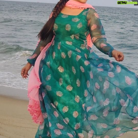 Sai Gayatri Instagram - 💚💗 . Outfit customised quickly on time by @sdduniqueboutique_97 Thank u😊 . #beingAnu #outfitofTodaysEpisode #nofilter #reelsindia #trendingreels