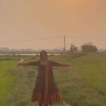 Sai Gayatri Instagram – She & The Sunset ☀️🌈🧿❤️
.
#naturelover #sunset #onefineevening