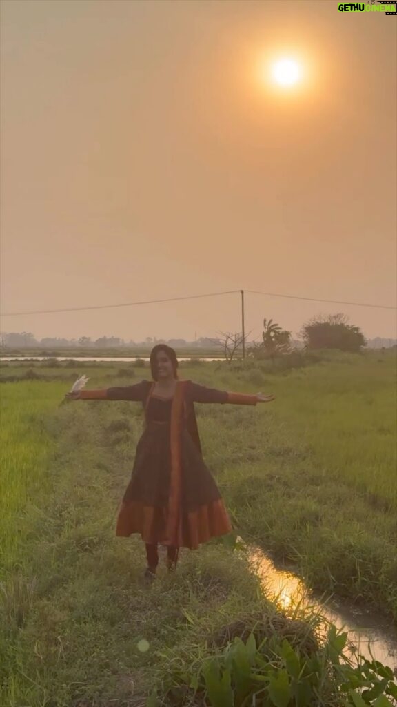Sai Gayatri Instagram - She & The Sunset ☀️🌈🧿❤️ . #naturelover #sunset #onefineevening