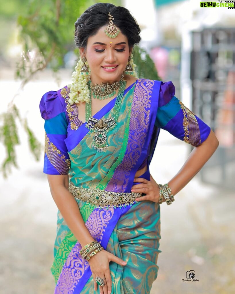 Sai Gayatri Instagram - 🧿💚 . MUA ,HD & SAREE DAPE @honeylang_makeup_artist BLOUSE @tanu_designer_studio JEWELLERY @new_ideas_fashions PC @evidencemaker . #beinganu #NNK