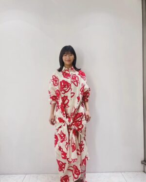 Sairi Ito Instagram - さいきんの…👗💄

【一枚目】
ジャケット
パンツ
@_ebonyofficial_
パンプス
@lunique_official_
イヤーカフ
@graey_official
リング
@rieukjewelry 

【二枚目】
シャツ
スカート
@msgm
イヤーカフ
@prmal_jewelry