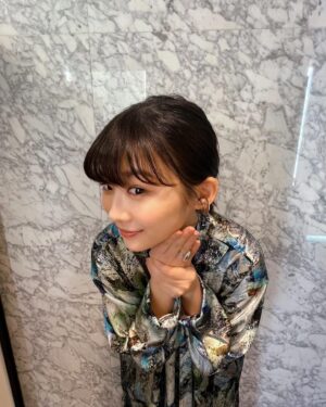 Sairi Ito Instagram - おきゃわスタイル紹介コーナー💁🏻‍♀️🥂

❶「月の満ち欠け舞台挨拶」
ドレス
@yohei_ohno
パンプス
@jimmychoo
イヤリング
@hemca_official
リング
@e.m.__official

❷「すずめの戸締まり舞台挨拶」
ジャケット
ドレス
@limifeu_official
トップス
@rito_structure
パンプス
@jimmychoo
イヤリング
@e.m.__official
リング
ブレスレット
@theofficialpandora

❸「アレグリア記者会見」
ブラウス
スカート
@lecielbleu_official
ブーツ
@dianashoespress
イヤリング
@baugoheian
リング
@agu_accessories
@higashiyamapr

make @aicomake 
stylist @akane_ysd 

ありがとうございました🥰💓
