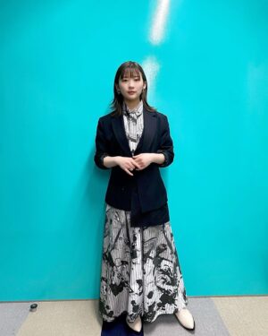 Sairi Ito Instagram - おはようございます🌞
かわいいお洋服情報が
再び溜まってしまったので
朝からご紹介させて頂きます😈💓

❶ つけ襟
ジャケット
スカート
@ruri.w_official
イヤカフ
リング
@tblt_e

❷ ワンピース
@ys_theofficial
シャツ
パンツ
@shuna___official
パンプス
@dianashoespress

❸ ジャケット
ワンピース
@ys_theofficial
ブーツ
@manacraftshoes
イヤカフ
@duedonne.jewelry 
@higashiyamapr
リング
@agu_accessories

❹ ワンピース
@wcashmere.official
シースルートップス
@near.nippon_official
イヤカフ
バングル
@eney_jewelry
ブーツ
@manacraftshoes