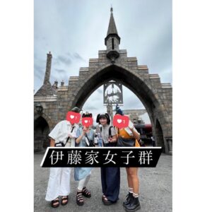 Sairi Ito Instagram - 舞台も無事に終え、
そのまま10年ぶりの家族旅行に
行ってきました💁🏻‍♀️❣️
髭メガネが欠席なので
正確には伊藤家女旅です🧚🏻‍♀️

私以外USJはデビュー戦となり
みんな大興奮で
末っ子はそれを見てるだけで
幸せな気持ちでいっぱいになりました！

母はジェットコースターに
何十年ぶりに乗ったそうで
乗車中ひたすら
「目が！目がぁああああぁぁあ！」
と叫んでいて末っ子は
おや？😌ムスカさんかな？😌
と思いながら乗っていました😌

ゾンビのホラーナイトが
始まったと言うことで
全体的に園内が盛り上がっていました！
伊藤家は食われる前に逃げ帰りました！
次はゾンビを遠目から見たいです！