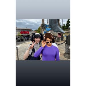 Sairi Ito Instagram - 舞台も無事に終え、
そのまま10年ぶりの家族旅行に
行ってきました💁🏻‍♀️❣️
髭メガネが欠席なので
正確には伊藤家女旅です🧚🏻‍♀️

私以外USJはデビュー戦となり
みんな大興奮で
末っ子はそれを見てるだけで
幸せな気持ちでいっぱいになりました！

母はジェットコースターに
何十年ぶりに乗ったそうで
乗車中ひたすら
「目が！目がぁああああぁぁあ！」
と叫んでいて末っ子は
おや？😌ムスカさんかな？😌
と思いながら乗っていました😌

ゾンビのホラーナイトが
始まったと言うことで
全体的に園内が盛り上がっていました！
伊藤家は食われる前に逃げ帰りました！
次はゾンビを遠目から見たいです！