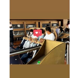 Sairi Ito Instagram - 舞台も無事に終え、
そのまま10年ぶりの家族旅行に
行ってきました💁🏻‍♀️❣️
髭メガネが欠席なので
正確には伊藤家女旅です🧚🏻‍♀️

私以外USJはデビュー戦となり
みんな大興奮で
末っ子はそれを見てるだけで
幸せな気持ちでいっぱいになりました！

母はジェットコースターに
何十年ぶりに乗ったそうで
乗車中ひたすら
「目が！目がぁああああぁぁあ！」
と叫んでいて末っ子は
おや？😌ムスカさんかな？😌
と思いながら乗っていました😌

ゾンビのホラーナイトが
始まったと言うことで
全体的に園内が盛り上がっていました！
伊藤家は食われる前に逃げ帰りました！
次はゾンビを遠目から見たいです！