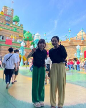 Sairi Ito Instagram - 明日のヒルナンデス！に
女子旅USJで
ももクロあーりん(@ayaka_sasaki_official )
と
蛙亭岩倉さん
(@babybabybodybaby )
と
VTR出演させて頂いております！

あーりん久々すぎたけど
綺麗なお姉さんになってて
謎に緊張したけど
相変わらず優しくて気がきく気がつく
あーりんでした💓👏🥹
タイミング逃して
写真撮れなかったの悔しすぎ🤖

岩倉さんとは
お仕事ご一緒するのも
髭メガネ抜きでお会いするのも
初めてですが
面白いし可愛いし
本当大好きです🥰

めちゃくちゃ楽しかったので、
是非チェックしてみてくださいな😈

念願の岩倉ポーズ
やらせて頂きました🐸🤌🦻