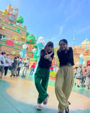 Sairi Ito Instagram - 明日のヒルナンデス！に
女子旅USJで
ももクロあーりん(@ayaka_sasaki_official )
と
蛙亭岩倉さん
(@babybabybodybaby )
と
VTR出演させて頂いております！

あーりん久々すぎたけど
綺麗なお姉さんになってて
謎に緊張したけど
相変わらず優しくて気がきく気がつく
あーりんでした💓👏🥹
タイミング逃して
写真撮れなかったの悔しすぎ🤖

岩倉さんとは
お仕事ご一緒するのも
髭メガネ抜きでお会いするのも
初めてですが
面白いし可愛いし
本当大好きです🥰

めちゃくちゃ楽しかったので、
是非チェックしてみてくださいな😈

念願の岩倉ポーズ
やらせて頂きました🐸🤌🦻
